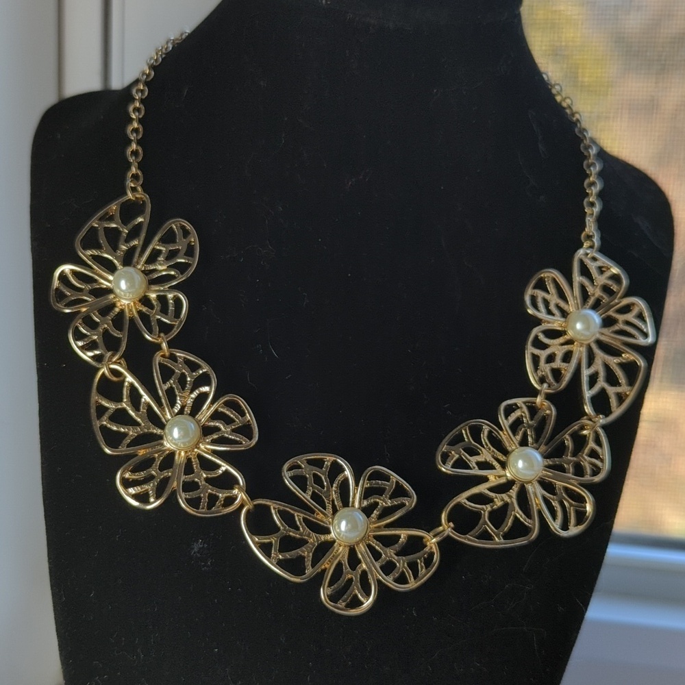 Vintage Daisy Flower gold tone faux pearl statement necklace bold beautiful